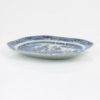 A Chinese blue and white porcelain charger, Qing dynasty, Qianlong (1736-95).