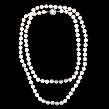 COLLIER, odlade rosa tonade saltvattenspärlor, lås 18k vitguld med små diamanter och pärla. Ca1980/90-tal.
