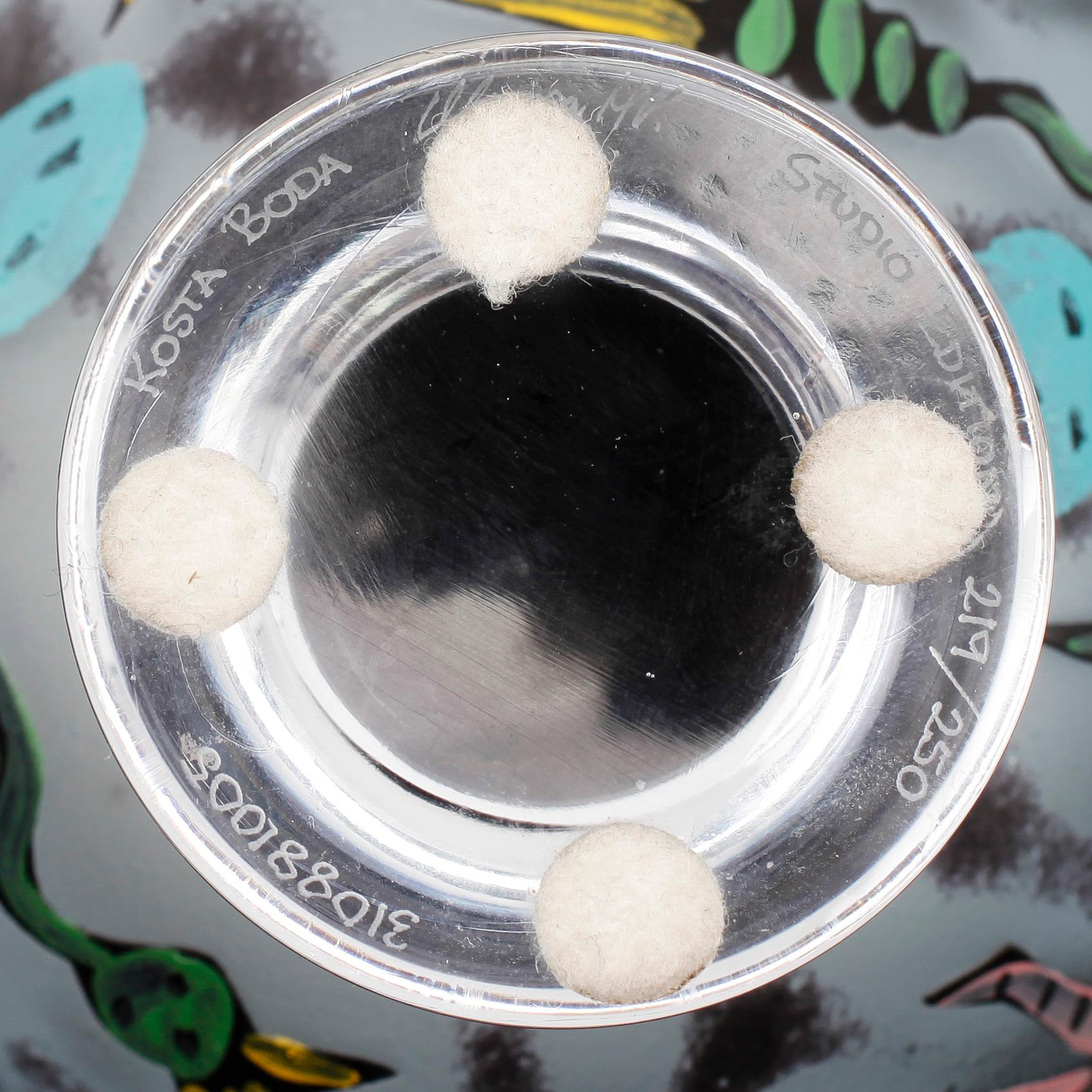 SKÅL PÅ FOT, glas, Ulrica Hydman-Vallien, Kosta Boda, signerad och numrerad 219/250.