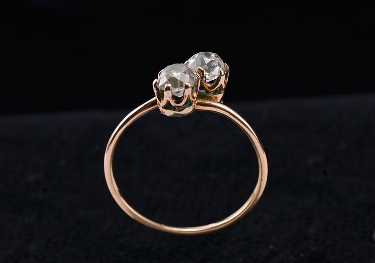 RING, 2 gammalslipade diamanter ca 1.00 ct. 56 guld  St Petersburg 1907-14 Originaletui i faner från A. Tillander .