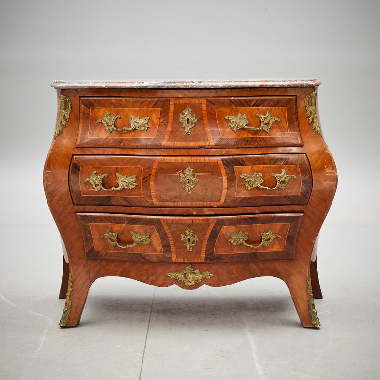 BYRÅ, rokokostil. 1900-tal.