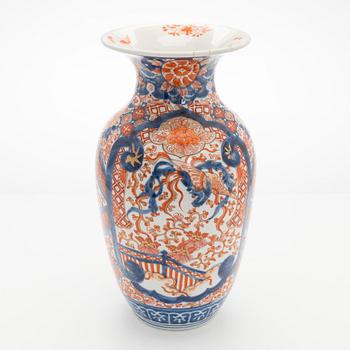 Kannor, ett par, Satsuma, samt urna, Imari, porslin, Japan, 1900-talets början,.