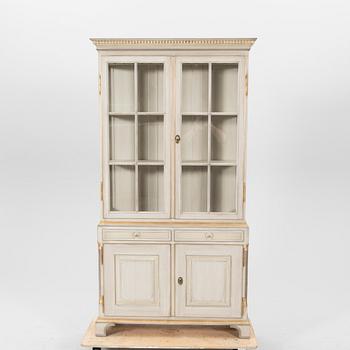 Vitrinskåp "Egeskov" KA Roos 1900-talets andra hälft.