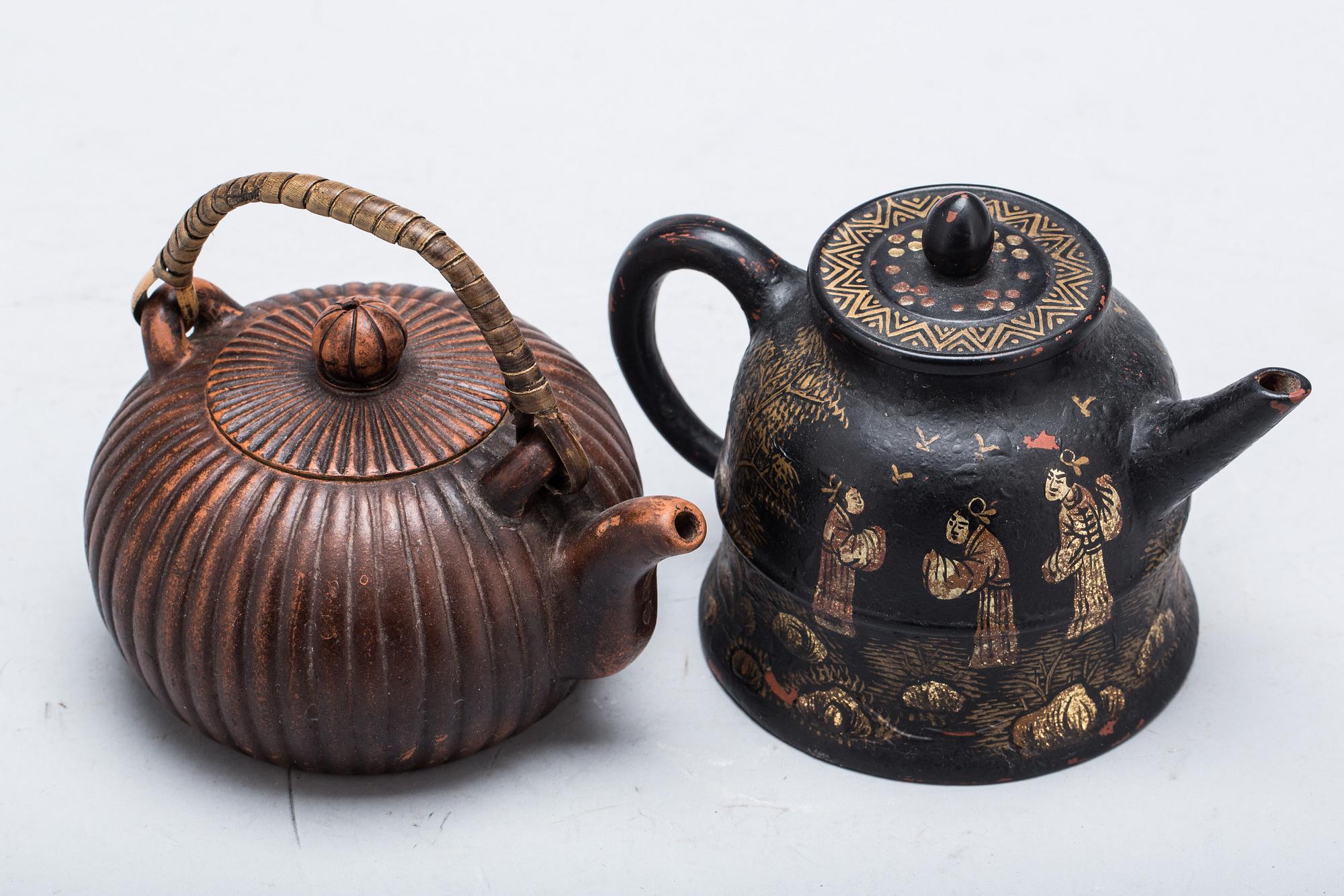 TEKANNOR, 2 st, lergods, Kina. 1900-/2000-tal.