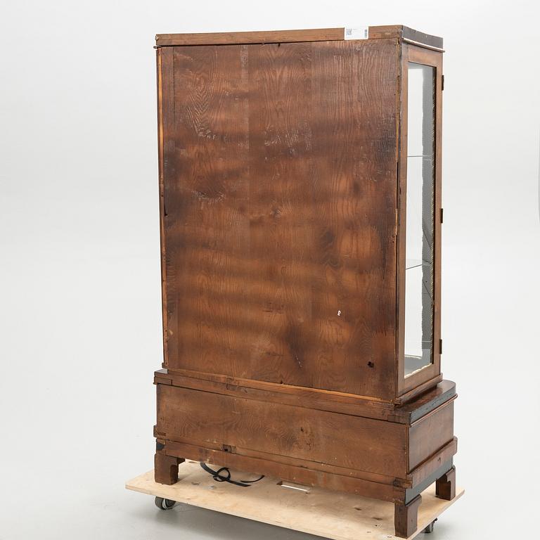 Display cabinet, 20th century.