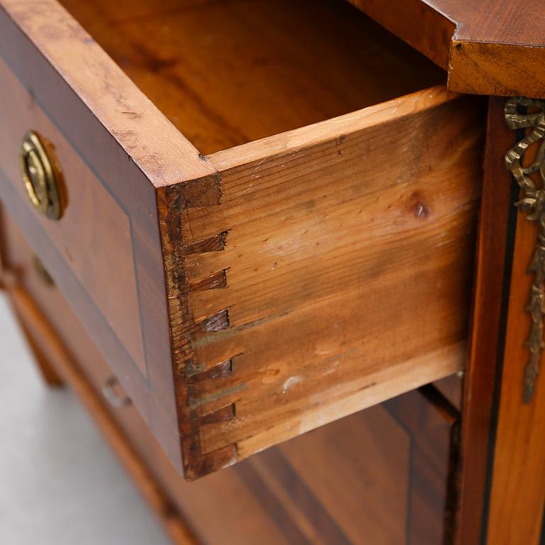 BYRÅ, gustaviansk stil, 1800-talets andra hälft.