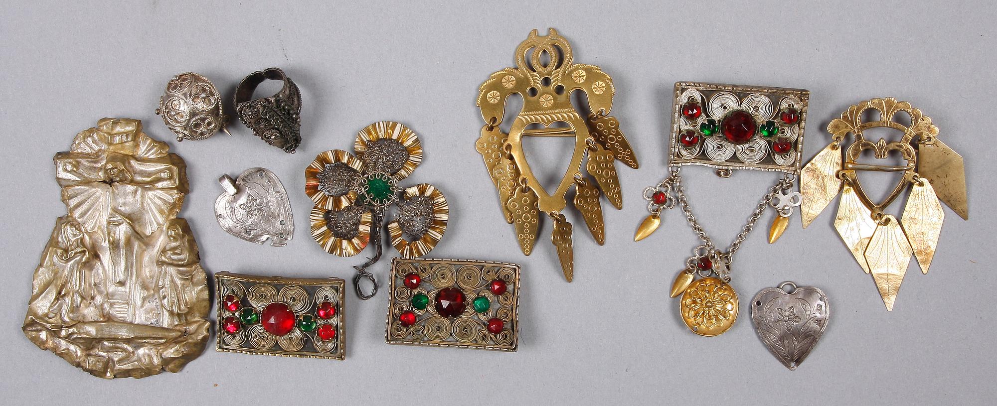 DRÄKTSMYCKEN, 11 st, silver och metall. 1800/1900-tal.