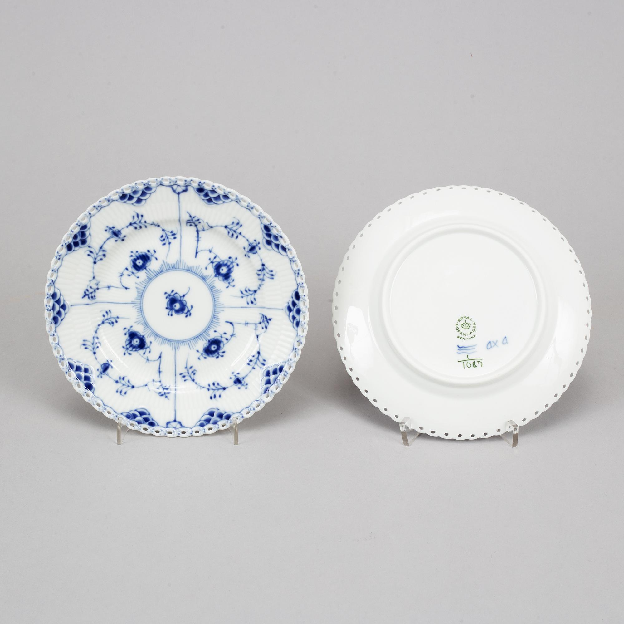 Royal Copenhagen,  28 'Musselmalet Full Lace' porcelain plates '1087', Denmark.