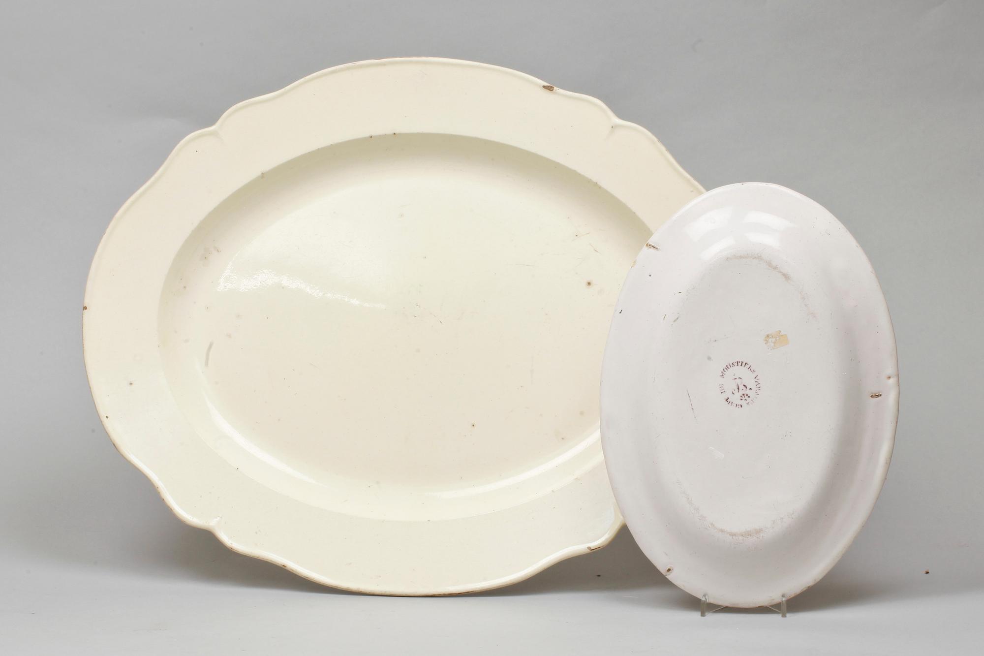 UPPLÄGGNINGSFAT, 2 st, fajans. England och frankrike, 1700/1800-tal.