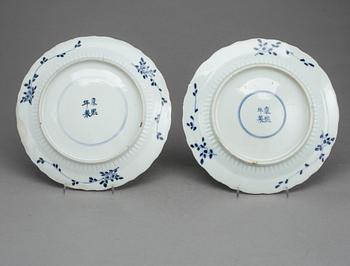 FAT, ett par snarlika, porslin, Kina, Qingdynastin, Kangxi (1662-1722).