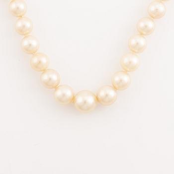 A cultured pearl necklace witk an 18K gold clasp set with eight-cut diamonds.
