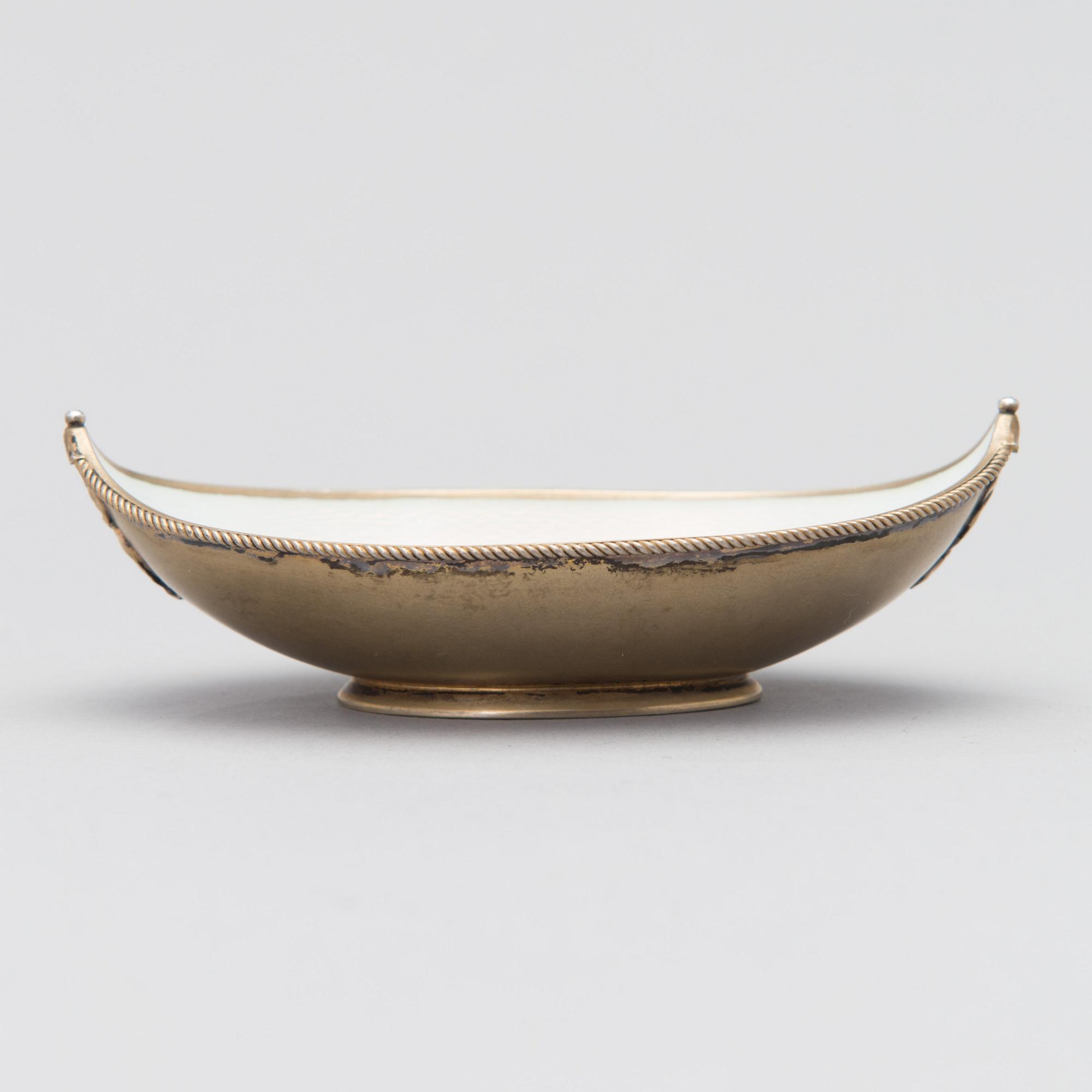 NEULAVATI, valkoiseksi emaloitu hopeaa, Henrik Wigström, Pietari 1890-luku.