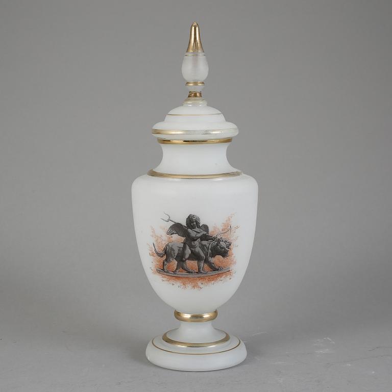 LOCKURNA, opalglas. Möjligen Frankrike, 1800-talets sista kvartal.