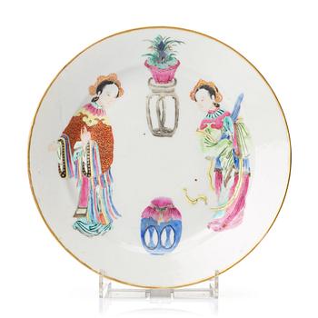 747. A porcelain plate with two elegant ladies, Qing dynasty, 19th Century.