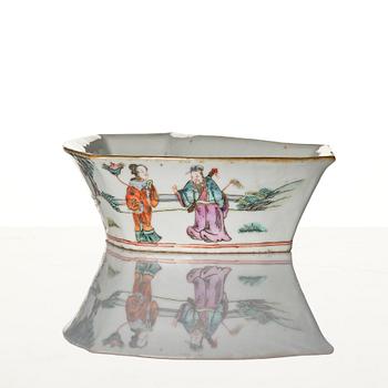 A Chinese famlle rose porcelain bowl, late Qing dynasty.