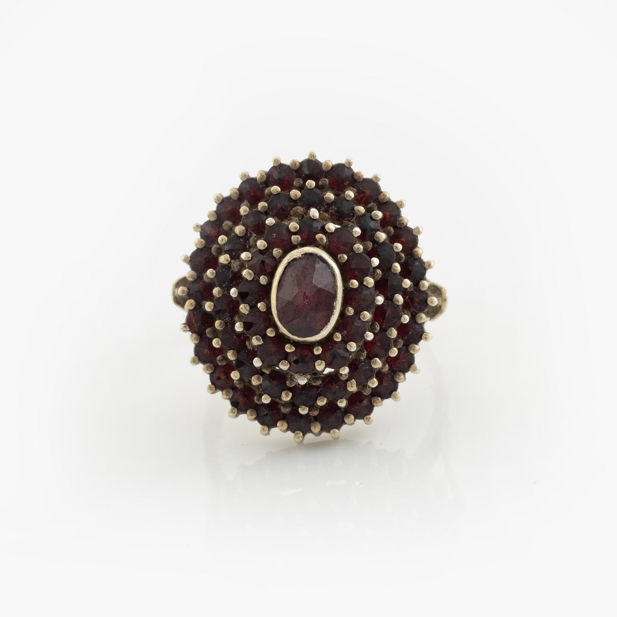 Smycken med granater, 9 st föremål.