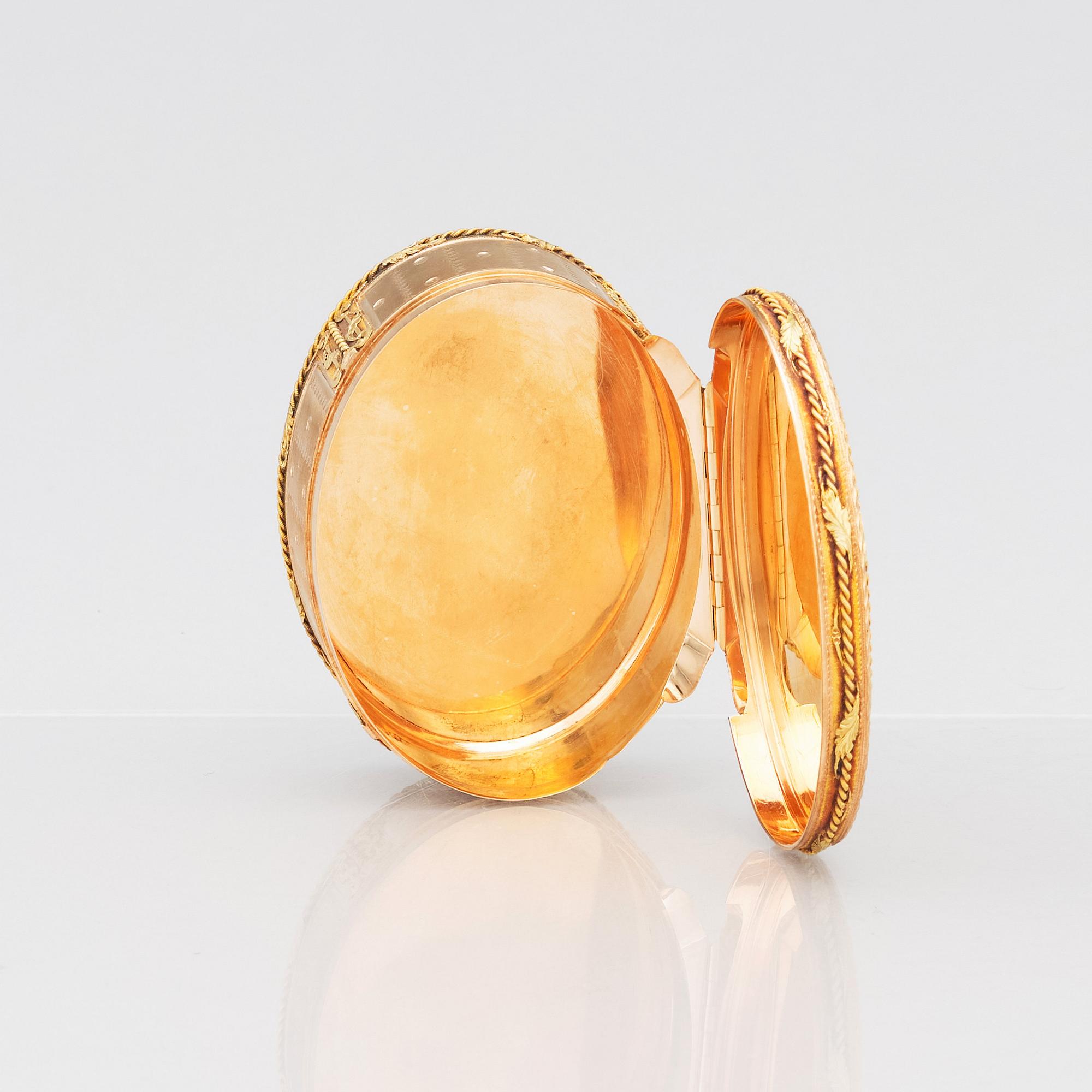 A late 18th century gold box en deux colour and enamel, possibly Hanau, Louis XVI.