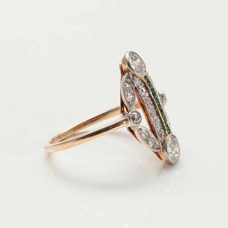 RING, 14K guld. Antikslipade diamanter ca 1.75 ct, smaragder. Storlek 17,5. Vikt 3.8 g.