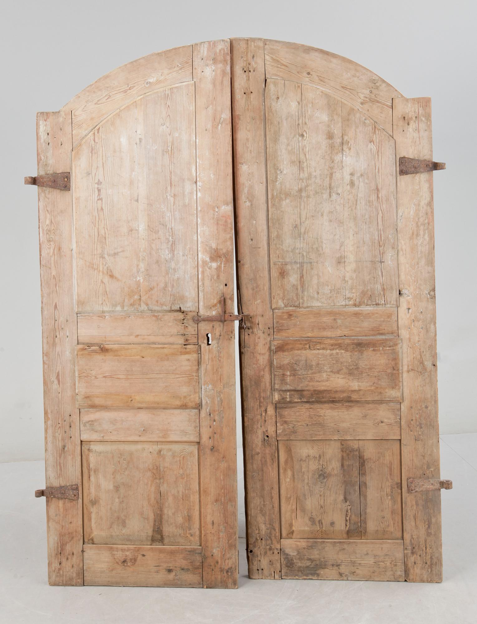 DÖRRAR, ett par, allmoge, 1700/1800-tal.