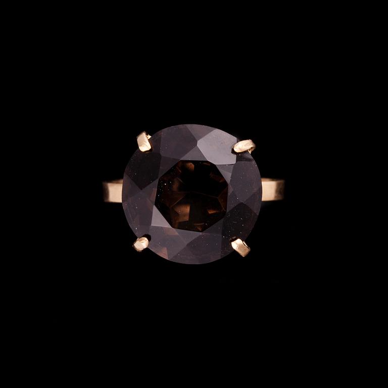 RING, guld 18K samt rökkvarts. Vikt 5,5 g.