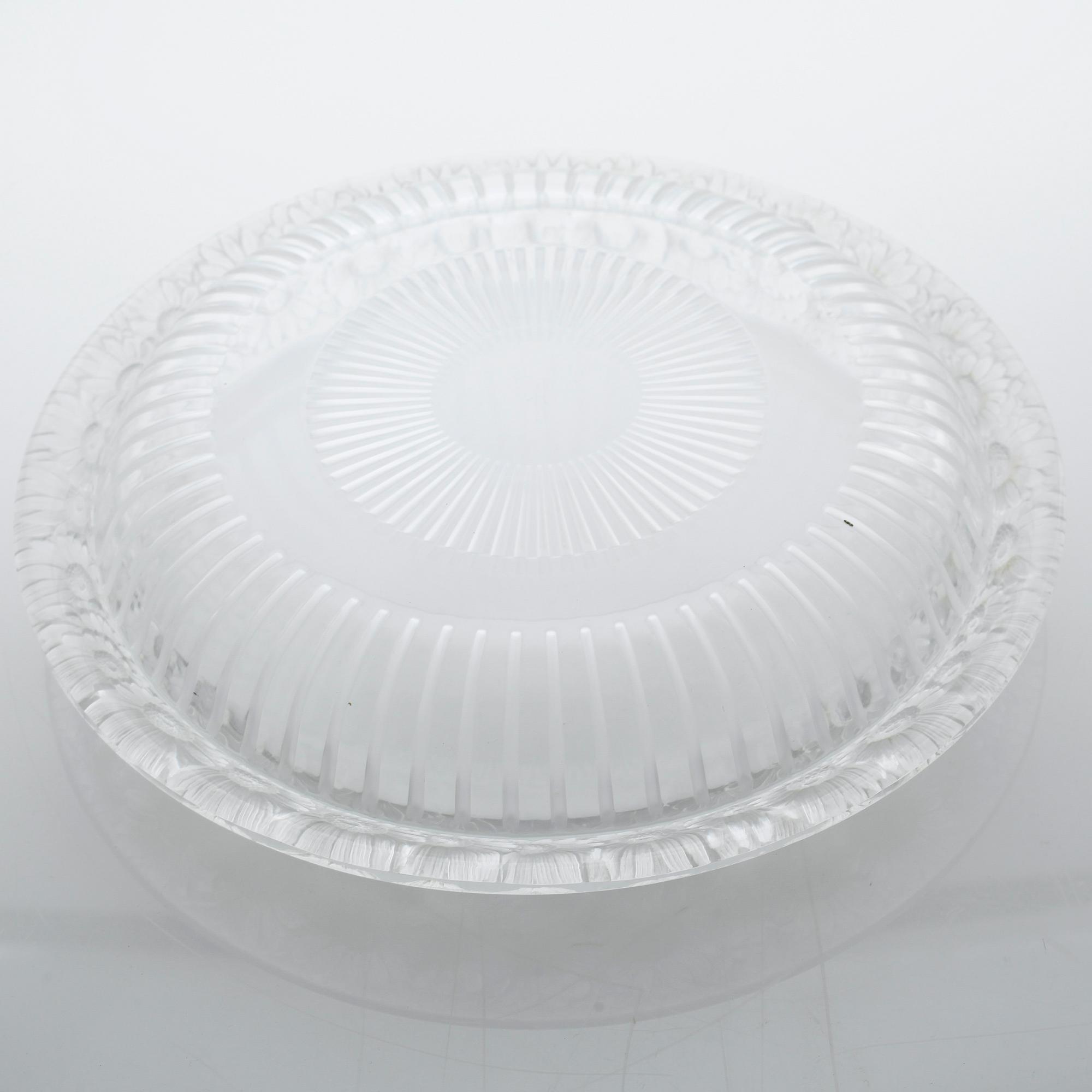 A french Lalique glass bowl from the latter half of the 20th century.