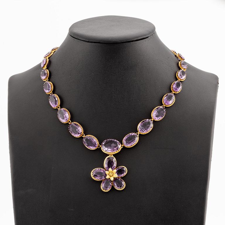 A necklace and a bracelet of gilded silver with faceted amethysts.