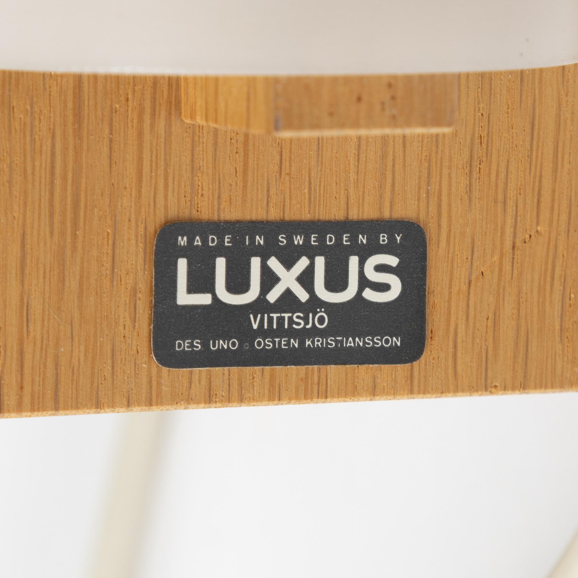 Sminkbord med spegel samt ett par vägglampor, Luxus, Vittsjö.