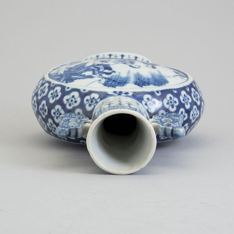 A blue and white porcelain moon flask, Qing dynasty, late 19th century.