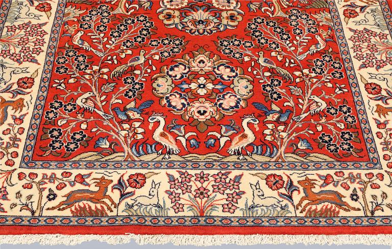 A Sarouk rug, approx. 212 x 140 cm.