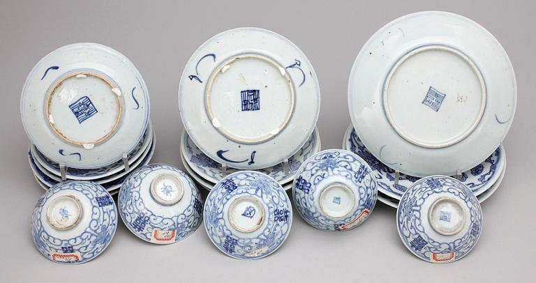 ASSIETTER samt KOPPAR, 17 delar, porslin, Kina, 1800-tal.