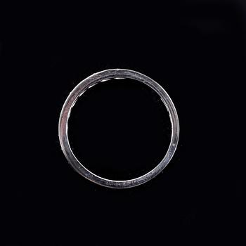 RING, alliansring, 18k vitguld med briljantslipade diamanter tot ca0,40ct. Vikt 3,8g.