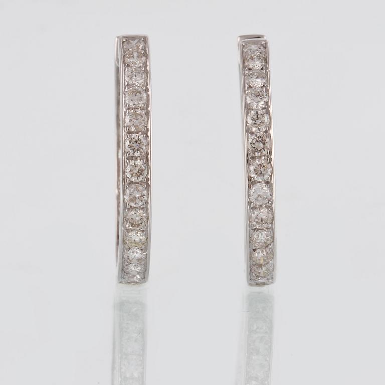 ÖRHÄNGEN, 18K vitguld med 52 briljantslipade diamanter ca 2,6 ct. Vikt 11,3 gram.
