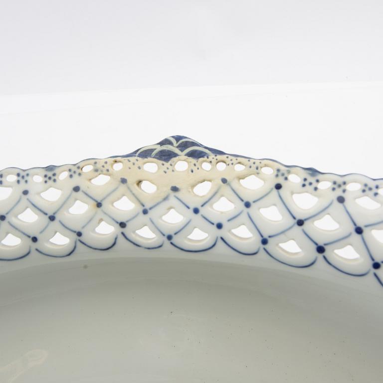 Jardinière "Musselmalet helblonde" Royal Copenhagen Denmark early 20th century porcelain.