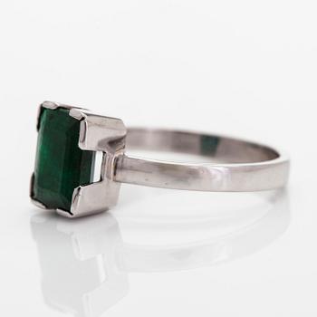 A 14K white gold ring, with an emerald. Finnish hallmarks 2015.