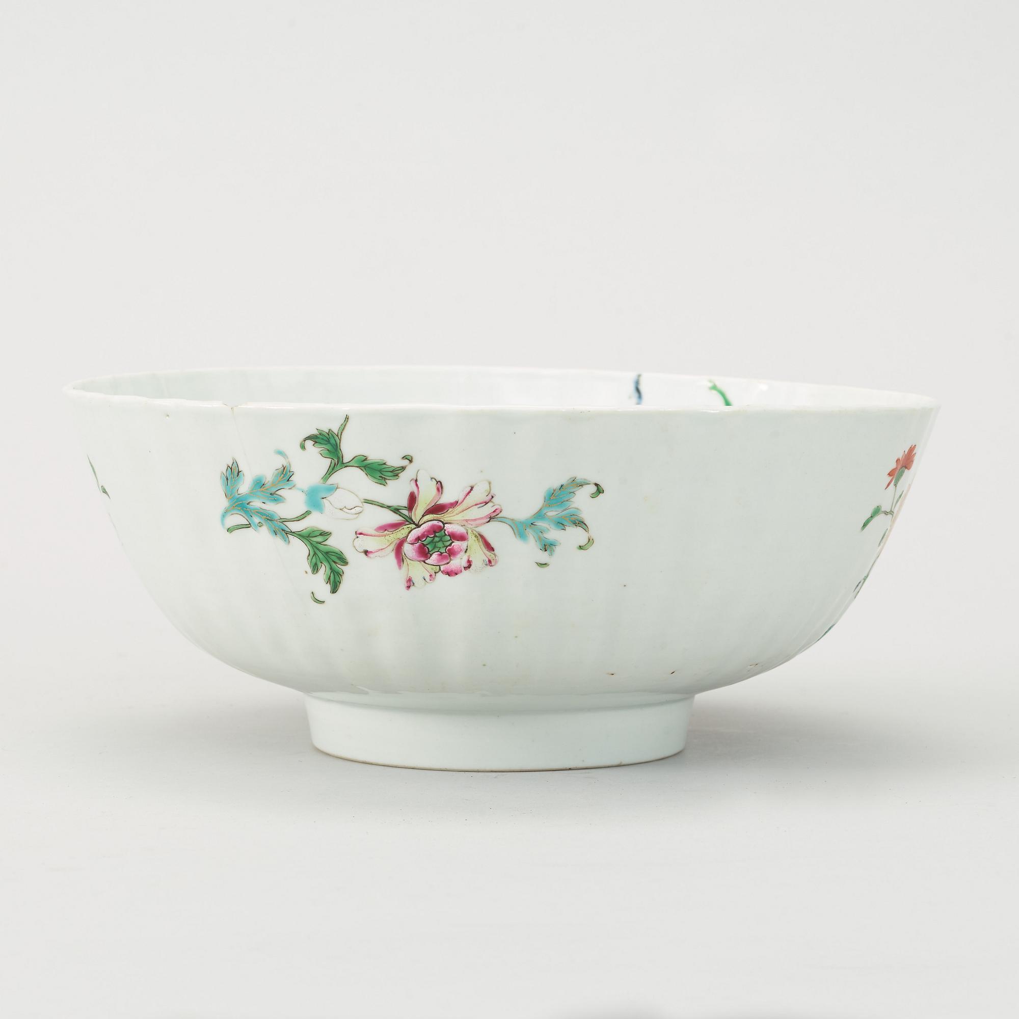 A famille rose bowl, Qing dynasty, Yongzheng (1723-1735).