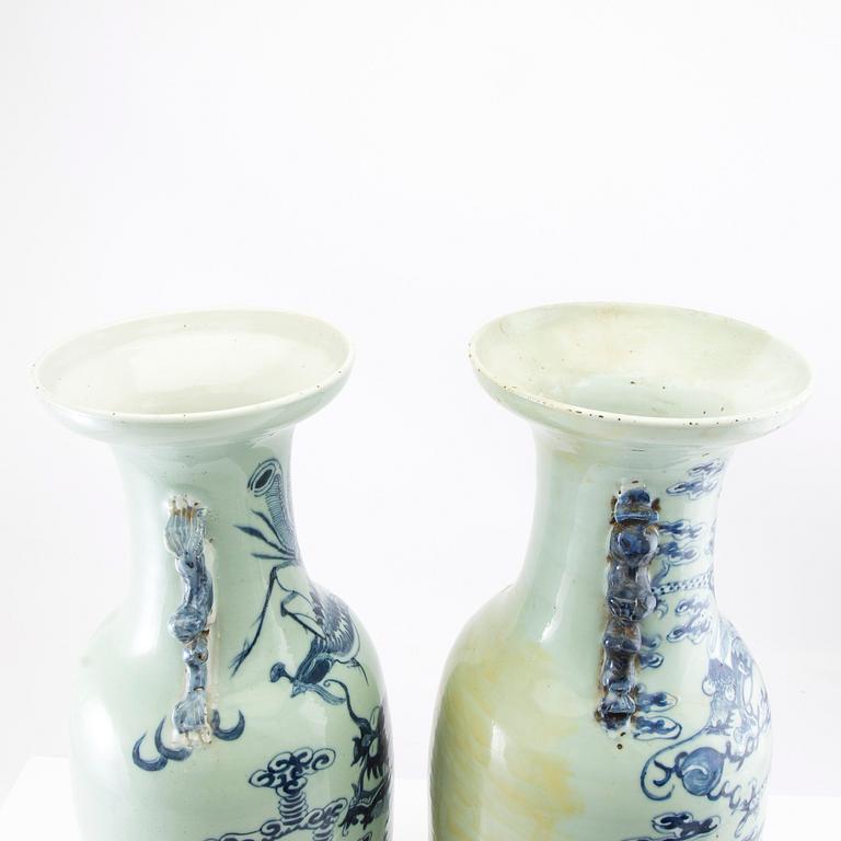 A pair of large Chinese vases, late Qing dynasty/early 20th century.