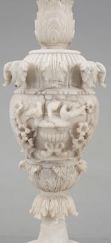 URNOR, ett par, alabaster, Italien, senare delen av 1800-talet.