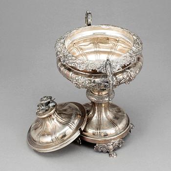 SOCKERSKÅL PÅ FOT, Silver, nyrokoko, Zachris Lundqvist, Stockholm, 1838. Vikt ca 855 gram.