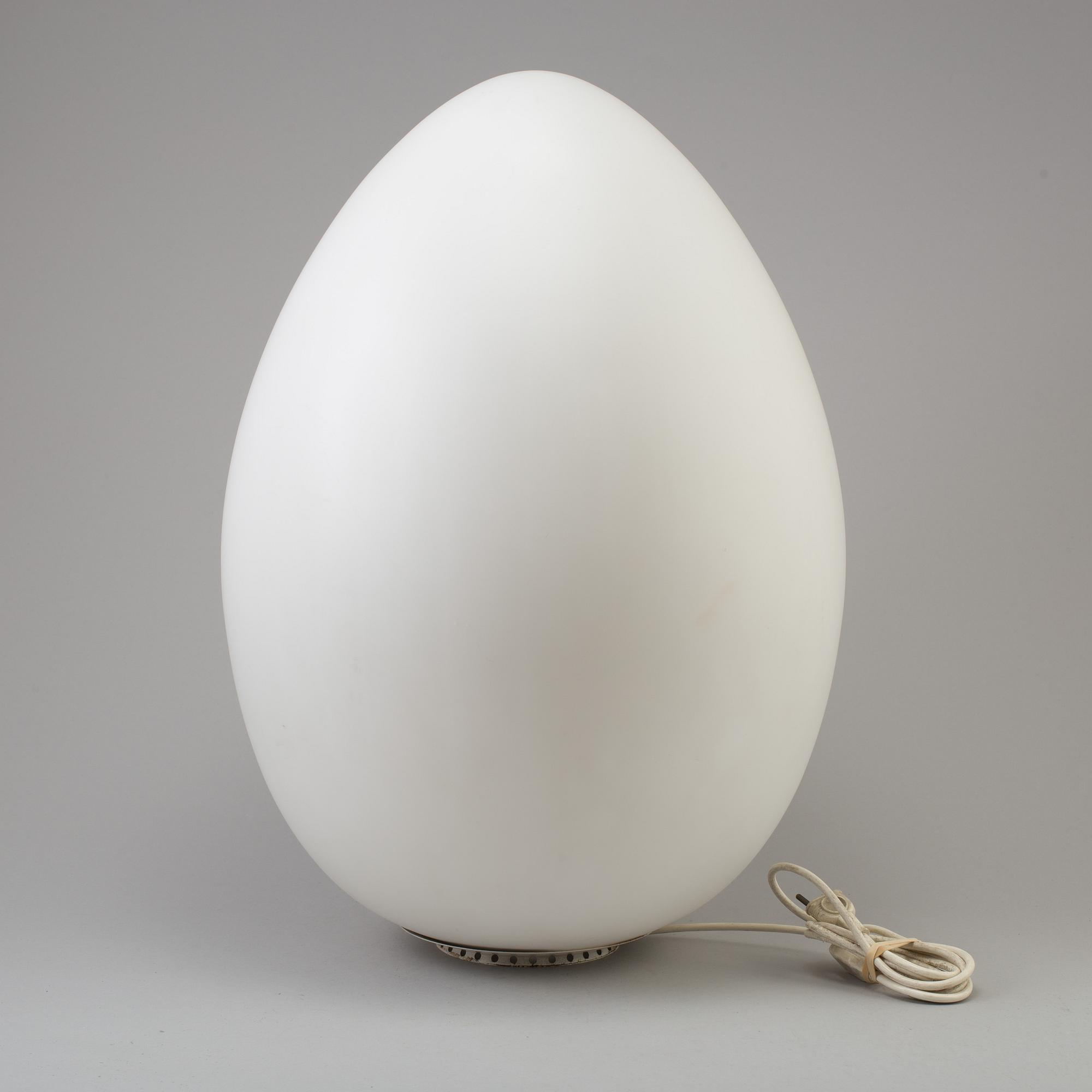 A late 20th century eggshaped Frensh tablelamp.