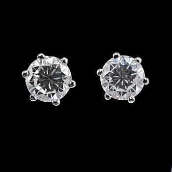 A PAIR OF EARRINGS, 2 brilliant cut diamonds 1.40 ct. G / vvs.