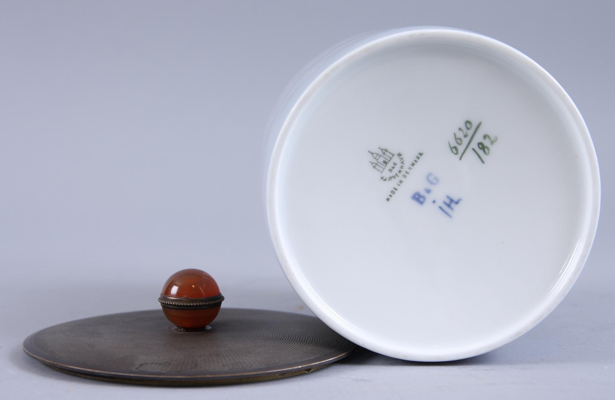 BURK, porslin, B & G samt LOCK, delvis silver, bär Österrikiska stämplar.