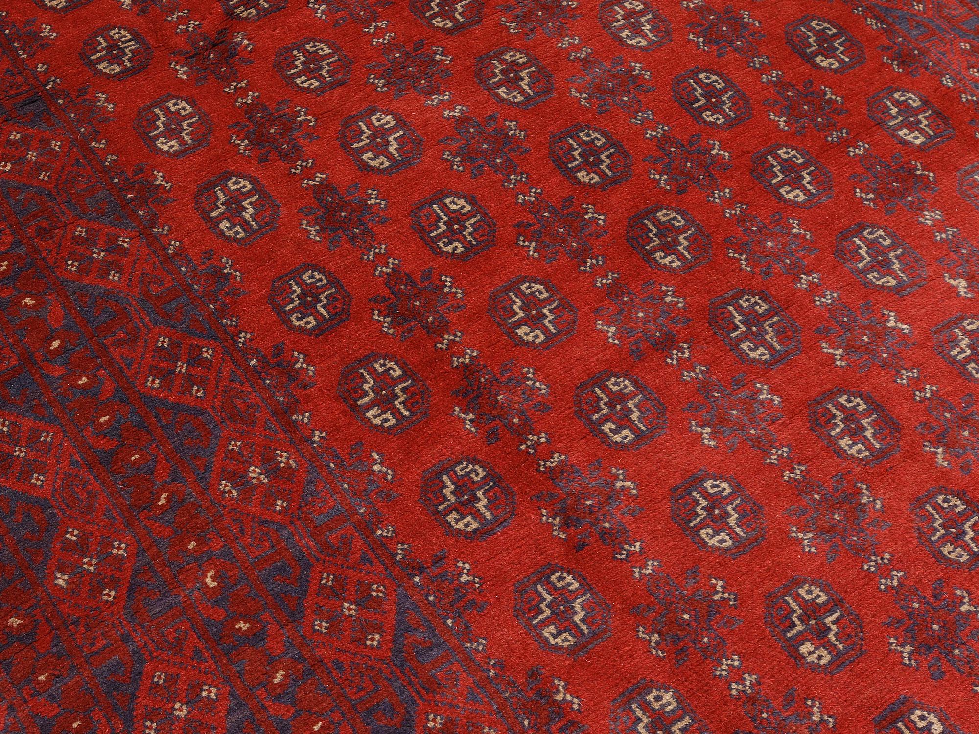 An Afghan carpet, ca 288 x 191 cm.