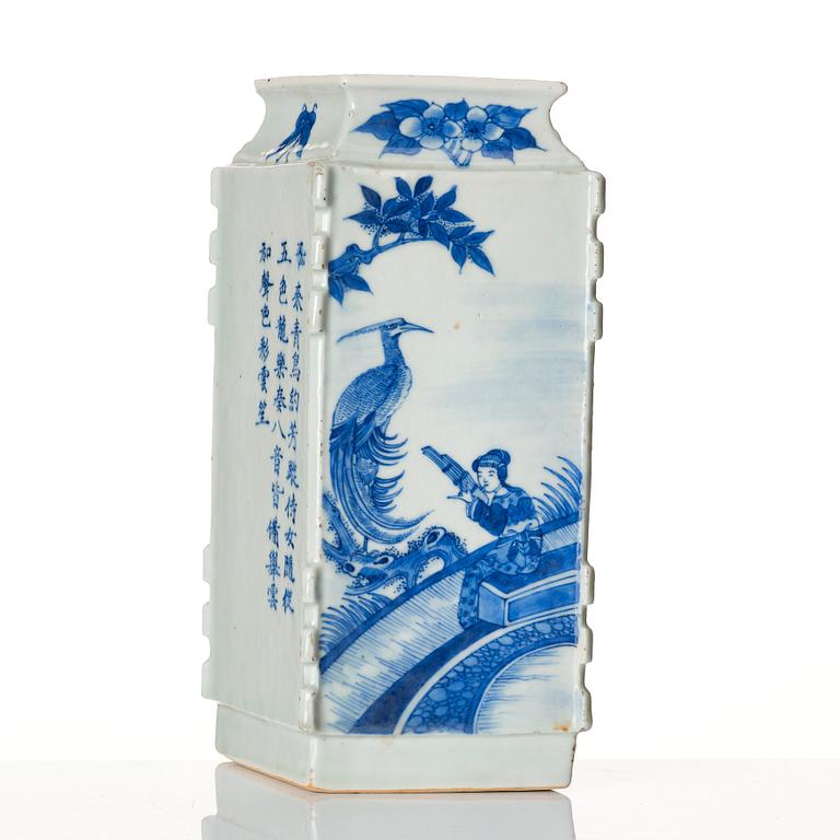 A blue and white vase, late Qing dynasty, circa 1900.