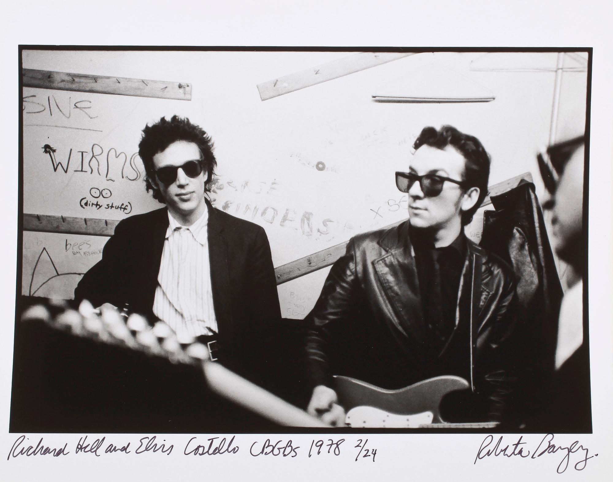 ROBERTA BAYLEY, fotografi, Richard Hell & Elvis Costello at CBGBs, signerad och numrerad 2/24.