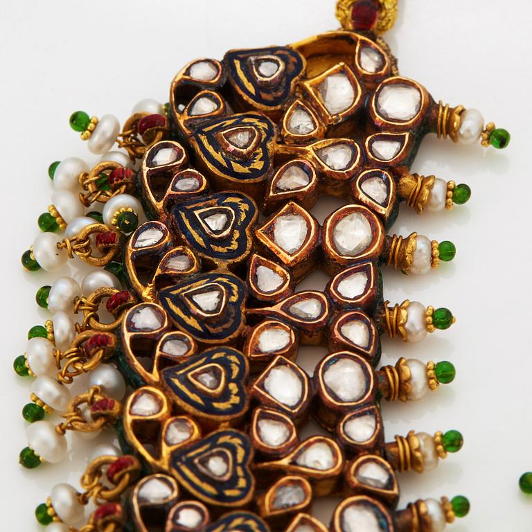 An Indian demi parure comprising a necklace and a pair of earrings.