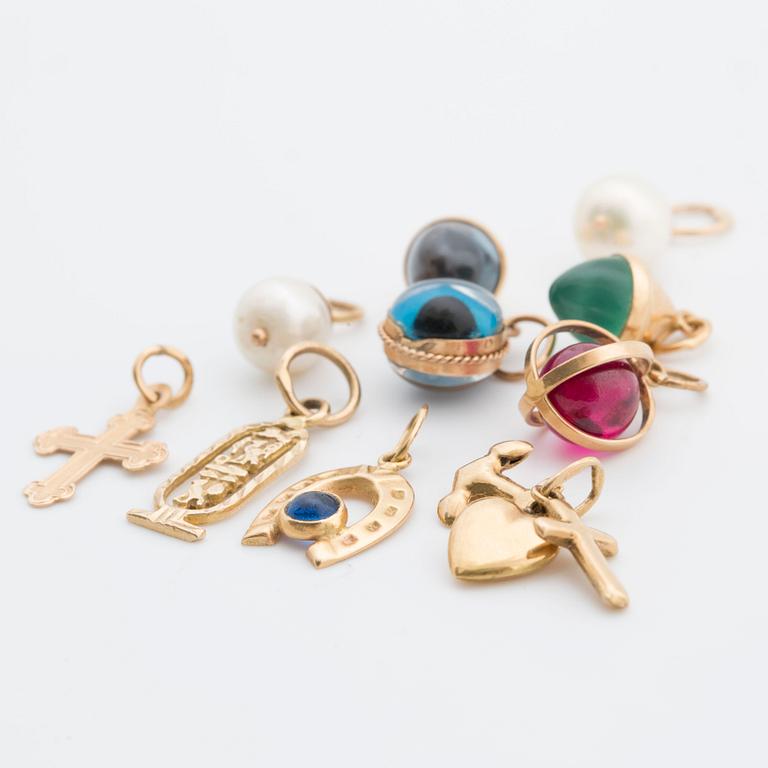 10 charms in different color and sizes.