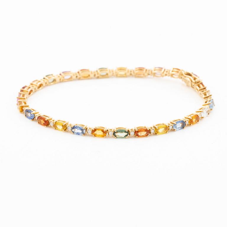 Armband 18K guld med multifärgade safirer och runda briljantslipade diamanter.