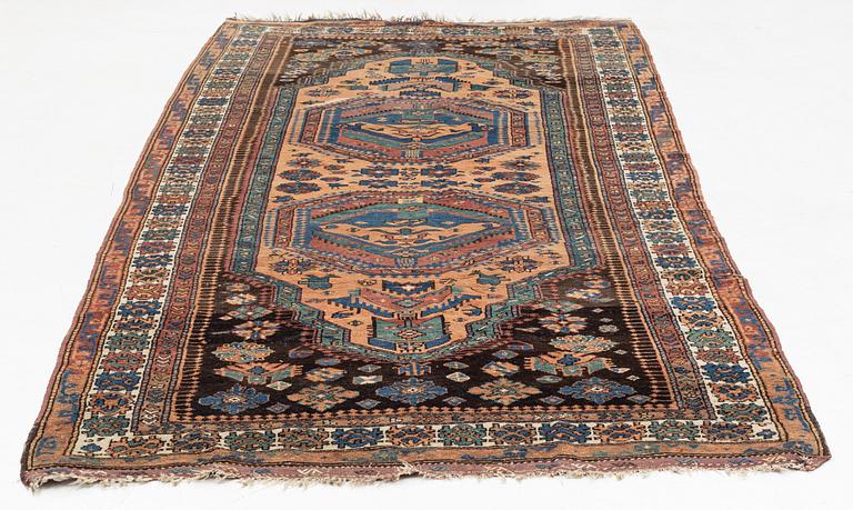 Matta, sannolikt Kurdisk, omkring år 1900, ca 314 x 156 cm.
