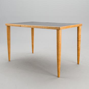 ILMARI TAPIOVAARA, SKRIVBORD OCH HURTS, från studentbostadskomplexet Domus Academica. Formgivna 1946/47.