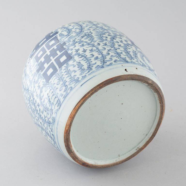 A 19th century chinese blue and white jar.